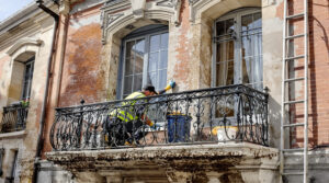 service professionnel de nettoyage des fientes de pigeons à bron (69500). intervention rapide et devis gratuit. contactez-nous au +33 6 07 58 08 82 pour un environnement sain et propre.