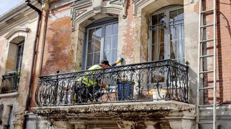 service professionnel de nettoyage des fientes de pigeons à bron (69500). intervention rapide et devis gratuit. contactez-nous au +33 6 07 58 08 82 pour un environnement sain et propre.