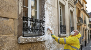 service professionnel de nettoyage des fientes de pigeons à guéret (23000). intervention rapide et devis gratuit au 06.07.58.08.82 pour un environnement propre et sain.