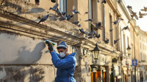 service professionnel de nettoyage des fientes de pigeons à roanne (42300). intervention rapide et devis gratuit. contactez-nous au +33607580882 pour un nettoyage efficace et sécurisé.