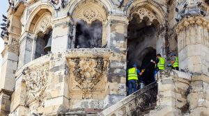 service professionnel de nettoyage des fientes de pigeons sur les clochers, disponible partout en france pour garantir propreté et préservation des monuments.
