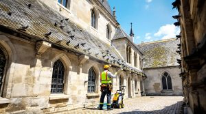 service professionnel de nettoyage des fientes de pigeons pour presbytères, disponible partout en france. élimination efficace et respectueuse de l'environnement.
