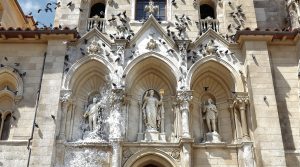 service professionnel de nettoyage des fientes de pigeons pour églises dans le cantal (15). intervention rapide et efficace pour préserver vos bâtiments historiques.