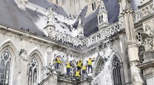 entreprise spécialisée dans le nettoyage des fientes de pigeons pour les églises en eure-et-loir (28). service professionnel, efficace et respectueux du patrimoine.