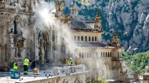 service professionnel de nettoyage des fientes de pigeons pour églises dans les hautes-pyrénées (65). nettoyage efficace et respectueux du patrimoine pour préserver la beauté et la sécurité de vos bâtiments religieux.