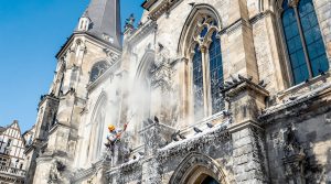entreprise spécialisée dans le nettoyage des fientes de pigeons pour églises en maine-et-loire (49). solutions efficaces et respectueuses pour préserver vos bâtiments historiques.
