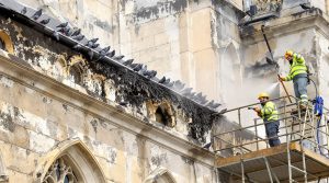 service professionnel de nettoyage des fientes de pigeons pour églises dans le pas de calais (62). expertise, efficacité et respect des bâtiments historiques.