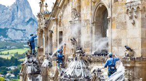 service professionnel de nettoyage des fientes de pigeons pour églises dans les pyrénées-atlantiques (64). intervention rapide et efficace pour préserver la propreté et la préservation du patrimoine.