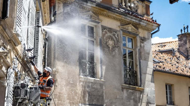 entreprise spécialisée en nettoyage haute pression pour éliminer efficacement les fientes de pigeons en charente (16). service rapide et professionnel pour préserver la propreté de vos bâtiments.